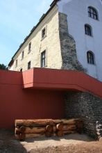 Az Árpád-kori védősánc faszerkezetének rekonsrukciója. Fölötte metszetben a 14. századi belső városfal (1340 körül már állt...).(Fotó: Gömöri J. 2020. júl. 14).